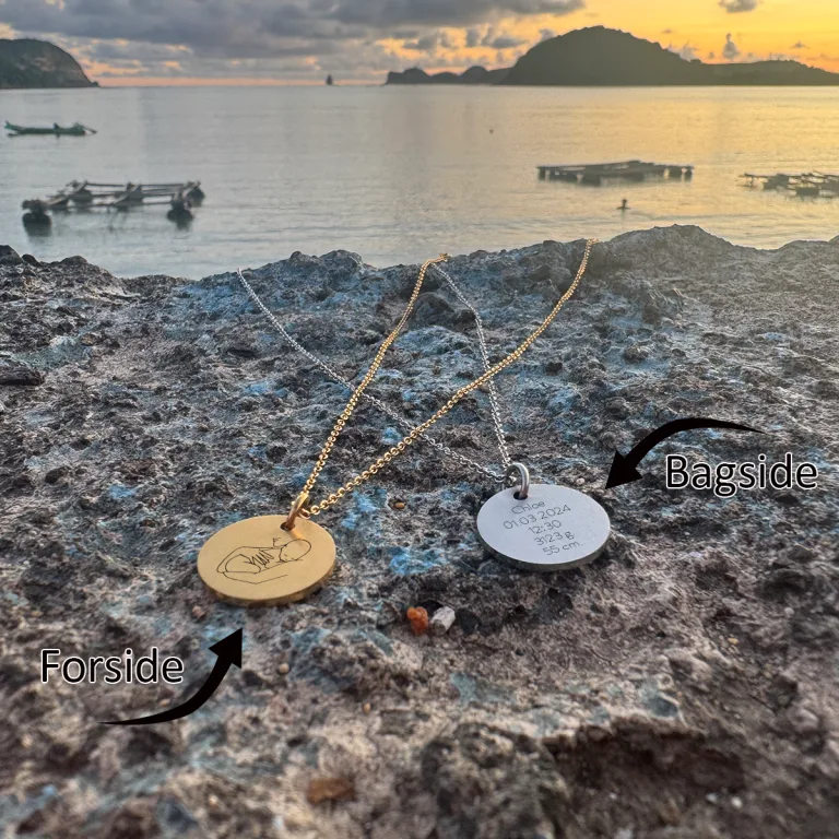 Mor med barn i favnen - Personligt Smykke fra Øndig Jewellery. Unikt smykke til mor med personlig gravering