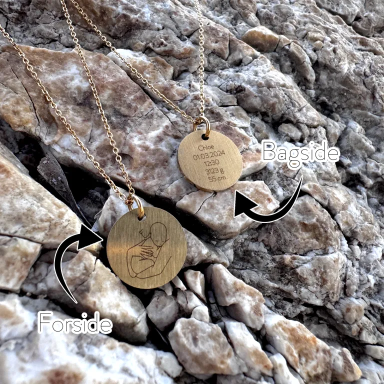 Mor med barn i favnen - Personligt Smykke fra Øndig Jewellery. Unikt smykke til mor med personlig gravering