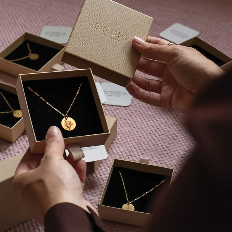 Orkidé Line Art - Personligt Smykke fra Øndig Jewellery. Personlig gave der symboliserer minder