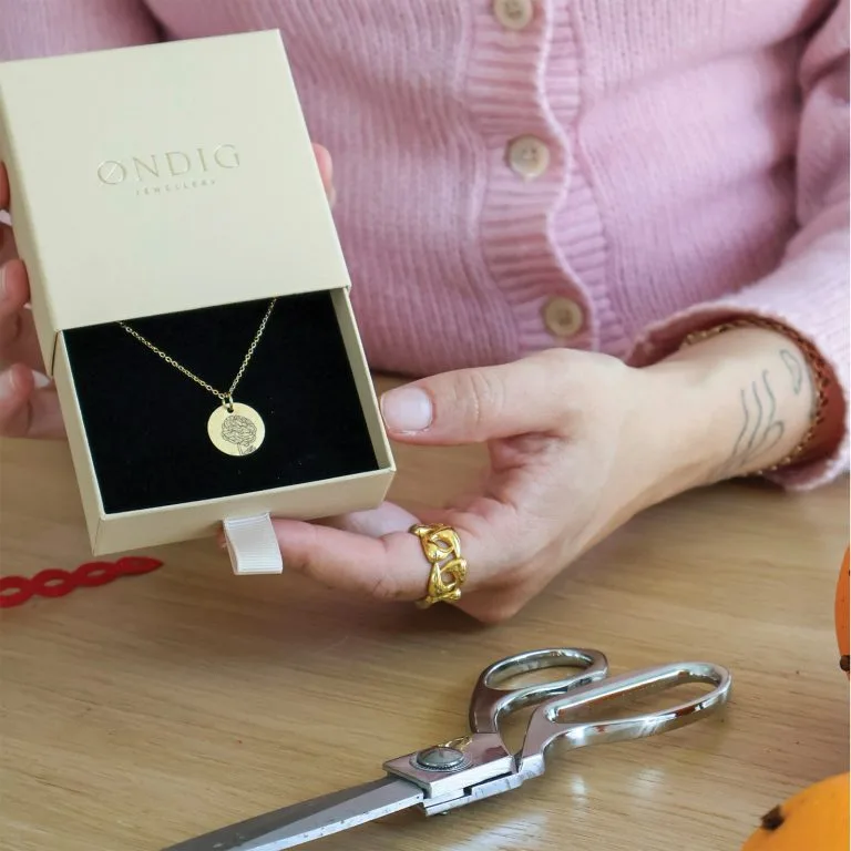 Ranunkel Line Art - Personligt Smykke fra Øndig Jewellery. Indgravér dine minder i dansk design