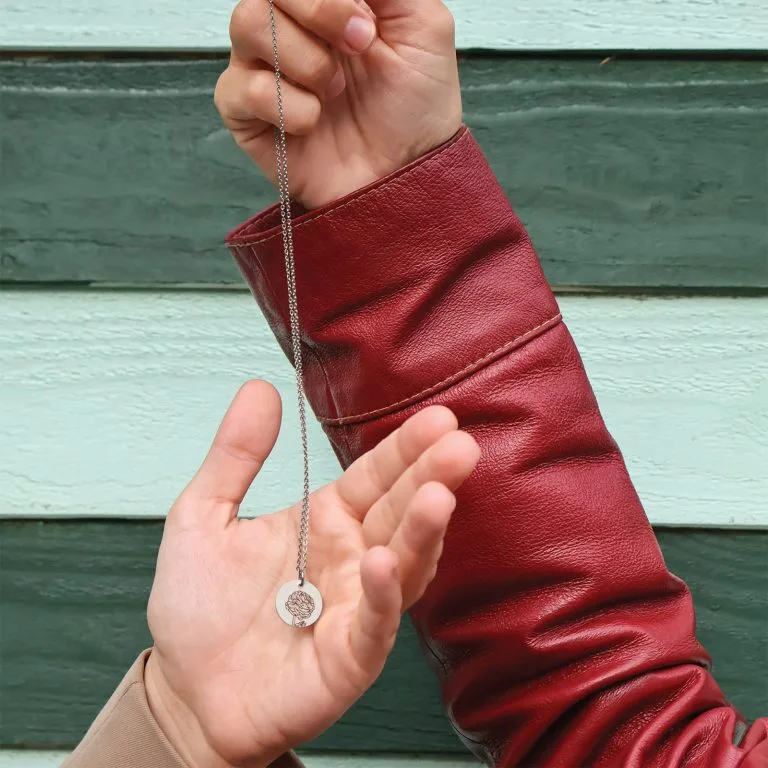 Ranunkel Line Art - Personligt Smykke fra Øndig Jewellery. Indgravér dine minder i dansk design