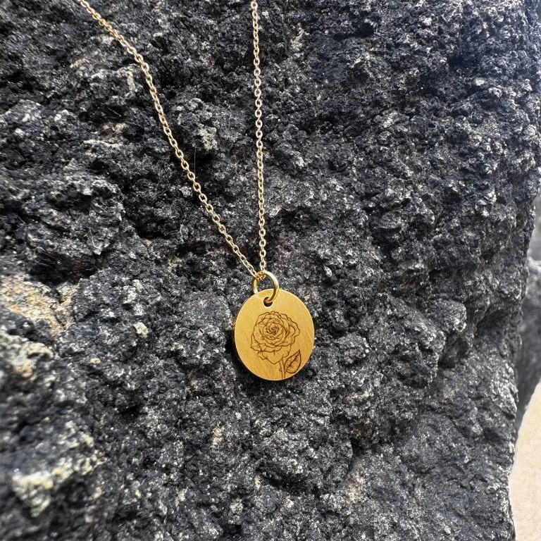 Rose Line Art - Personligt Smykke fra Øndig Jewellery. Den perfekte kærlighedsgave med gravering