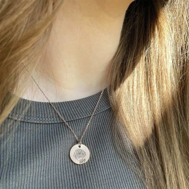 Rose Line Art - Personligt Smykke fra Øndig Jewellery. Den perfekte kærlighedsgave med gravering