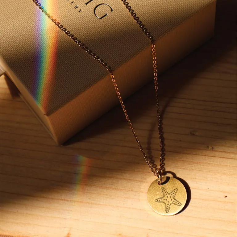 Søstjerne halskæde - Personligt Smykke fra Øndig Jewellery. Giv en håndlavet gave med personlig gravering