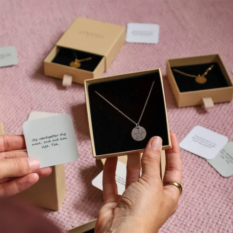 Søstjerne halskæde - Personligt Smykke fra Øndig Jewellery. Giv en håndlavet gave med personlig gravering