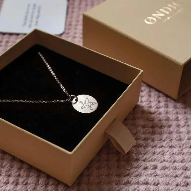 Søstjerne halskæde - Personligt Smykke fra Øndig Jewellery. Giv en håndlavet gave med personlig gravering