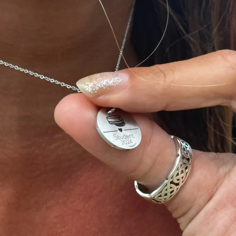 Årets student halskæde - Personligt Smykke fra Øndig Jewellery. Unik indgraveret halskæde til studenten