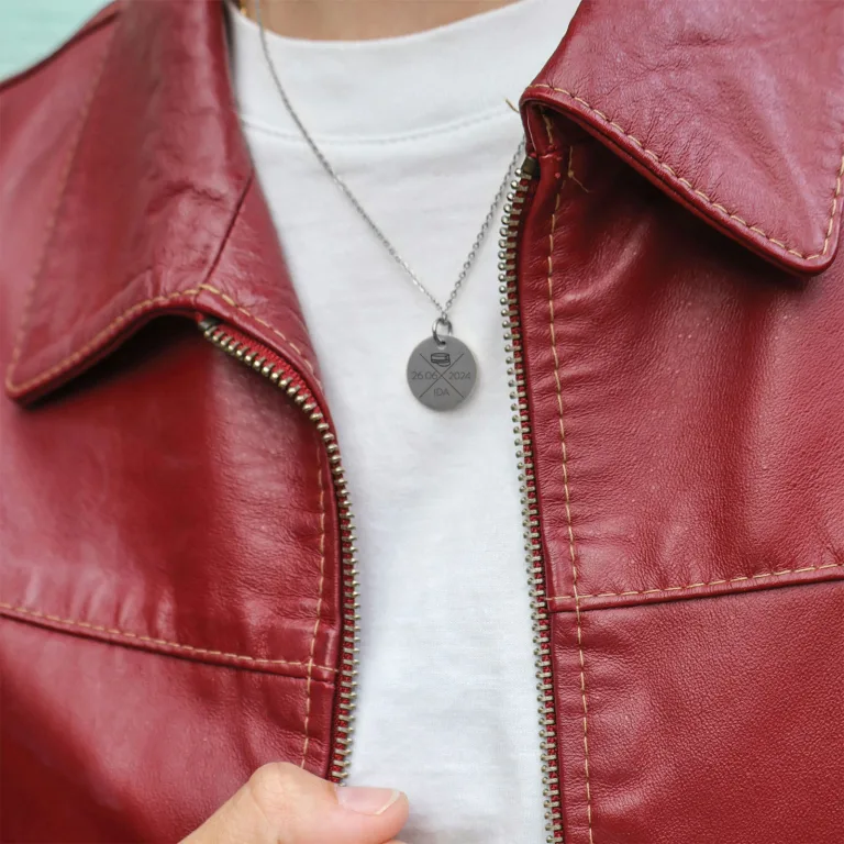 Studenter halskæde med navn og dato i kryds - Personligt Smykke fra Øndig Jewellery. Unik, personlig gave til studenten