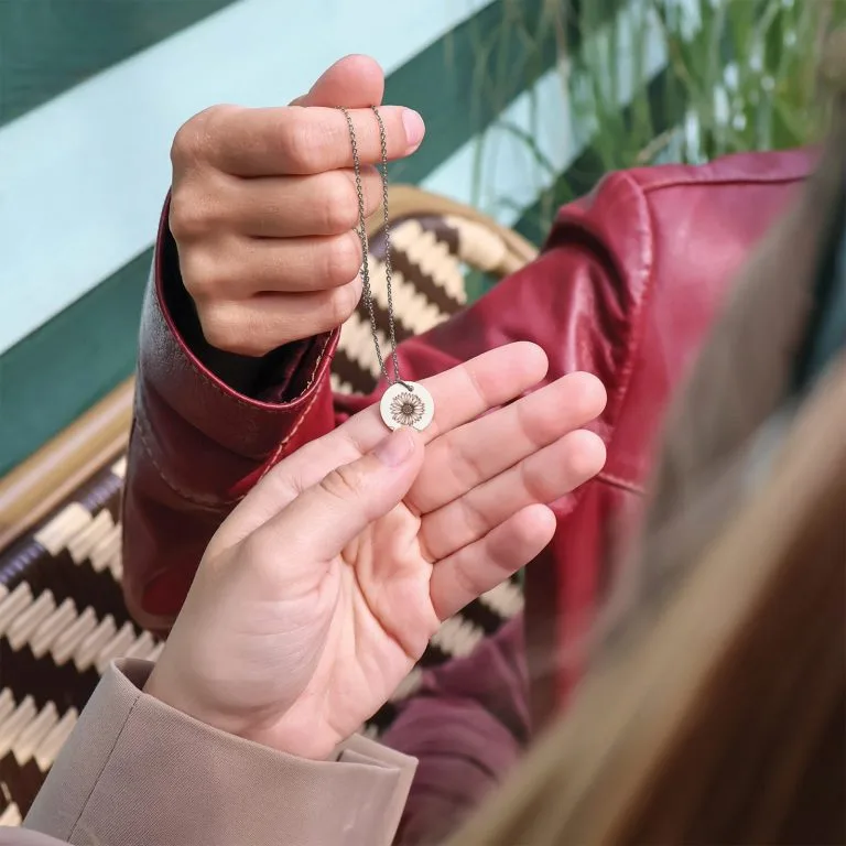 Solsikke Line Art - Personligt Smykke fra Øndig Jewellery. Skab minder med personlig gravering