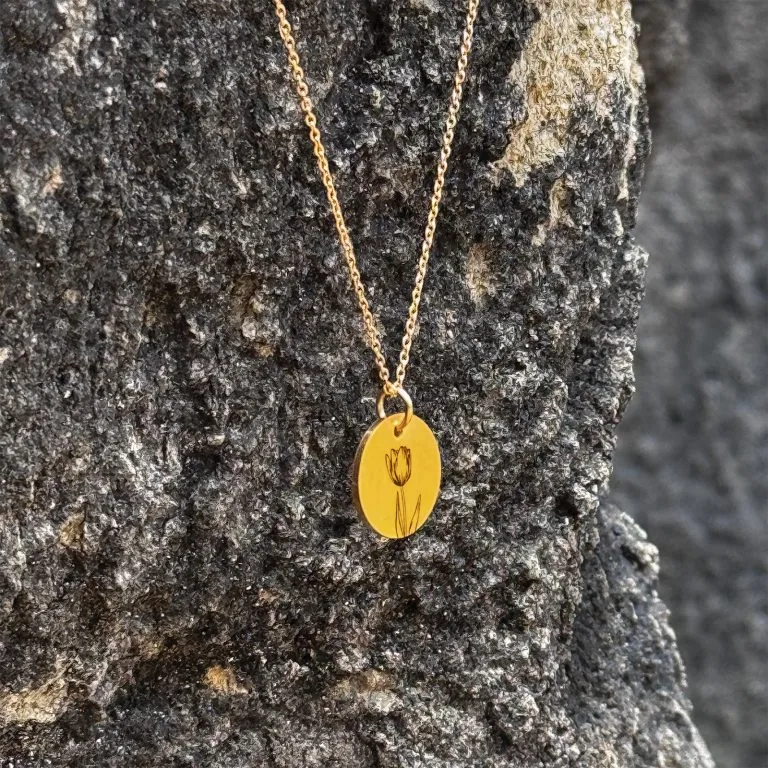 Tulipan Line Art - Personligt Smykke fra Øndig Jewellery. Giv en unik gave med personlig bagside