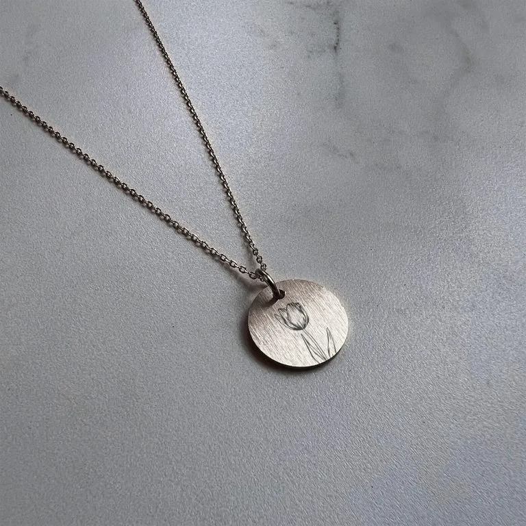 Tulipan Line Art - Personligt Smykke fra Øndig Jewellery. Giv en unik gave med personlig bagside