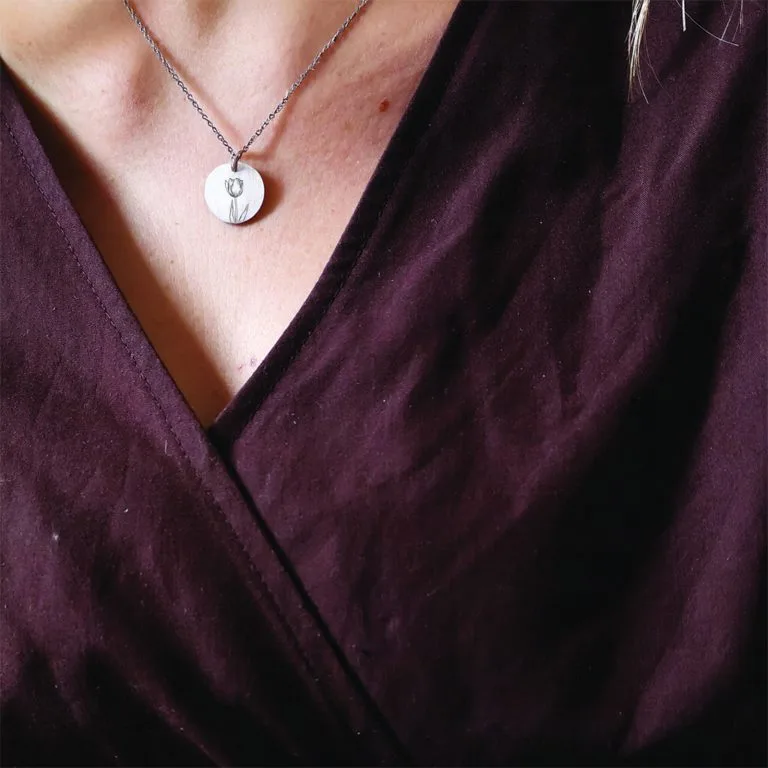 Tulipan Line Art - Personligt Smykke fra Øndig Jewellery. Giv en unik gave med personlig bagside