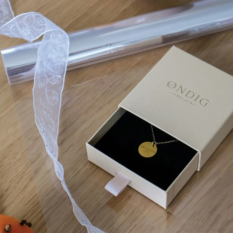 Vejle Skyline Line Art - Personligt Smykke fra Øndig Jewellery. Unikt smykke med personlig bagside