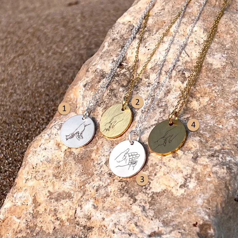 Barn holder finger - Personligt Smykke fra Øndig Jewellery. Bevar kærligheden med personligt smykke