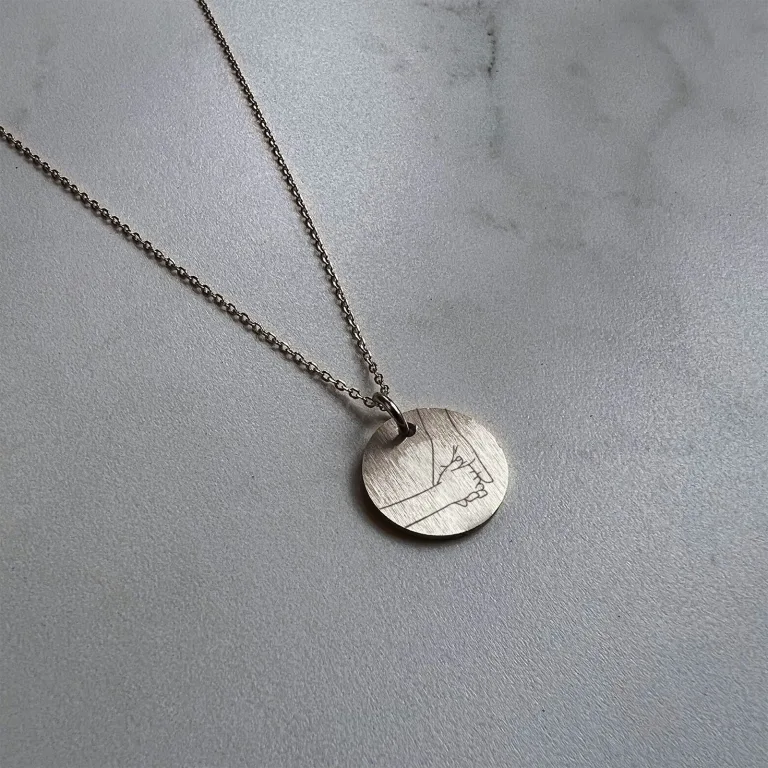 Barn holder mors hånd - Personligt Smykke fra Øndig Jewellery. Overrask mor med en uforglemmelig gave