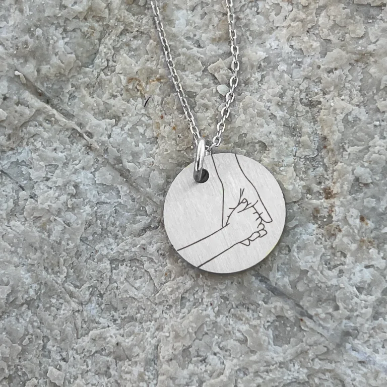 Barn holder mors hånd - Personligt Smykke fra Øndig Jewellery. Overrask mor med en uforglemmelig gave