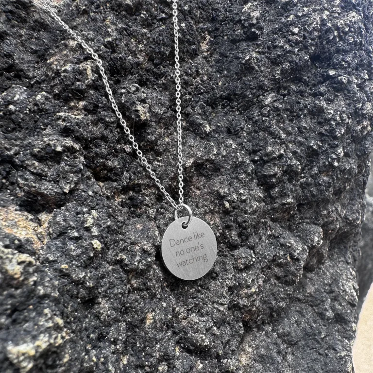 Dance like no one’s watching - Personligt Smykke fra Øndig Jewellery. En sød påmindelse om at være dig selv