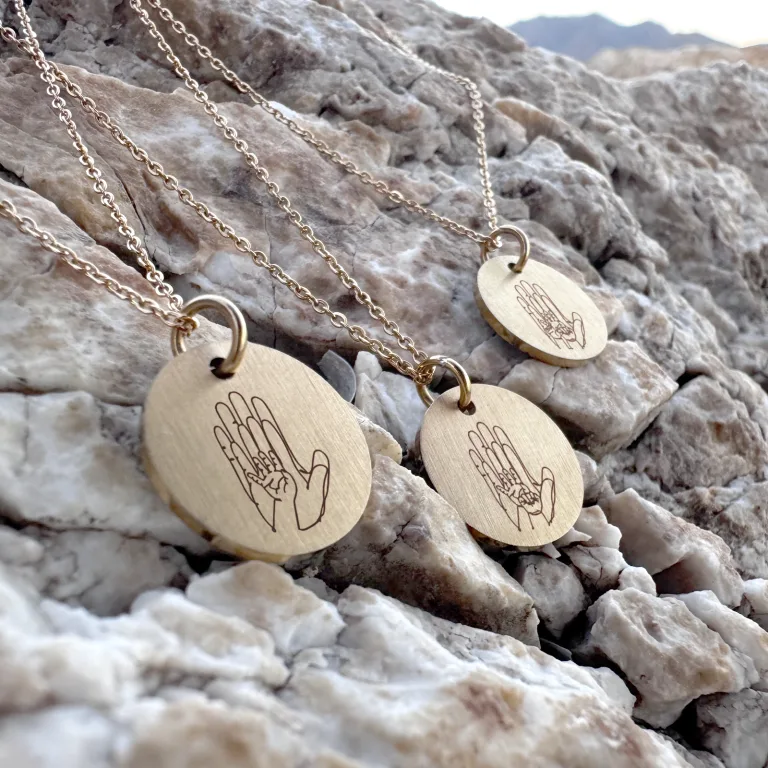 Familiens hænder - Personligt Smykke fra Øndig Jewellery. Giv en personlig gave fuld af kærlighed