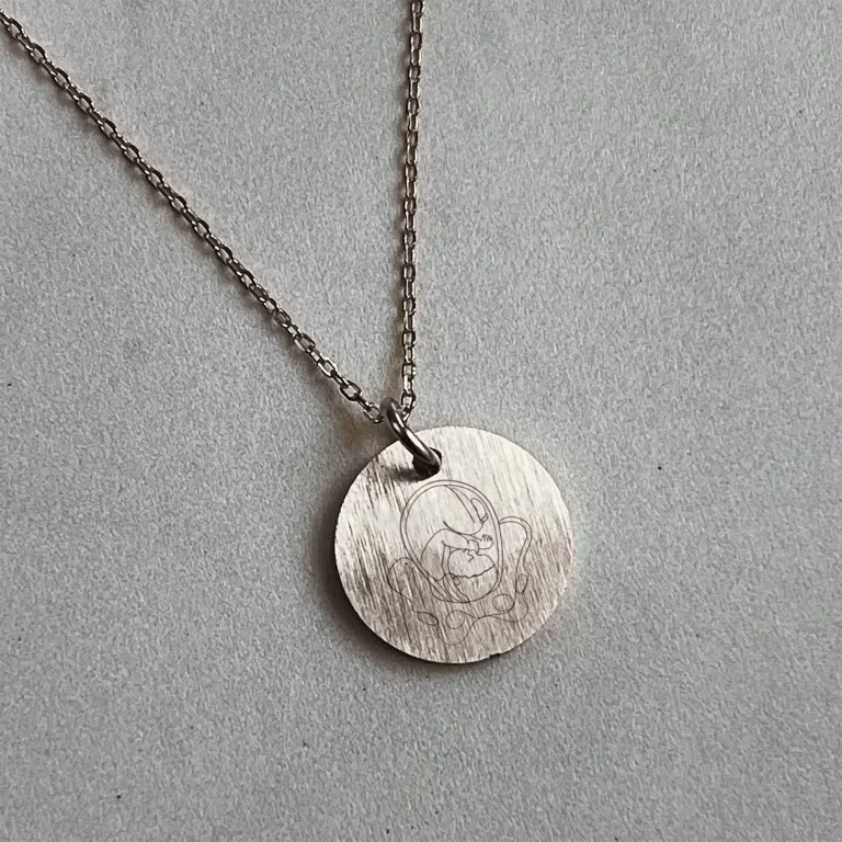 Jordemoder halskæde - Livmoder & barn - Personligt Smykke fra Øndig Jewellery. Meningsfuldt smykke med gravering bagpå