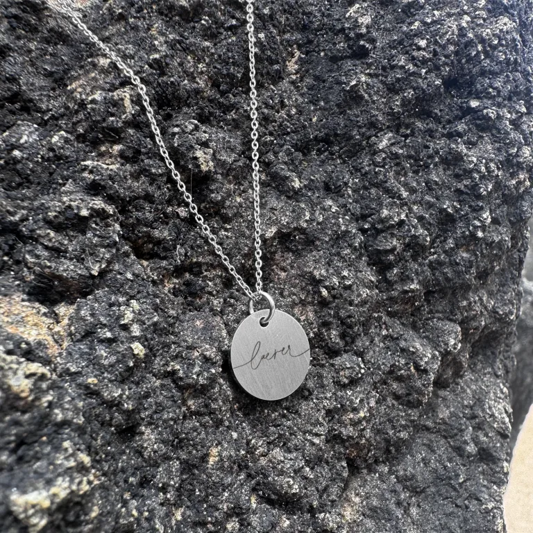Lærer - halskæde - Personligt Smykke fra Øndig Jewellery. Perfekt gave til læreren – personlig bagside