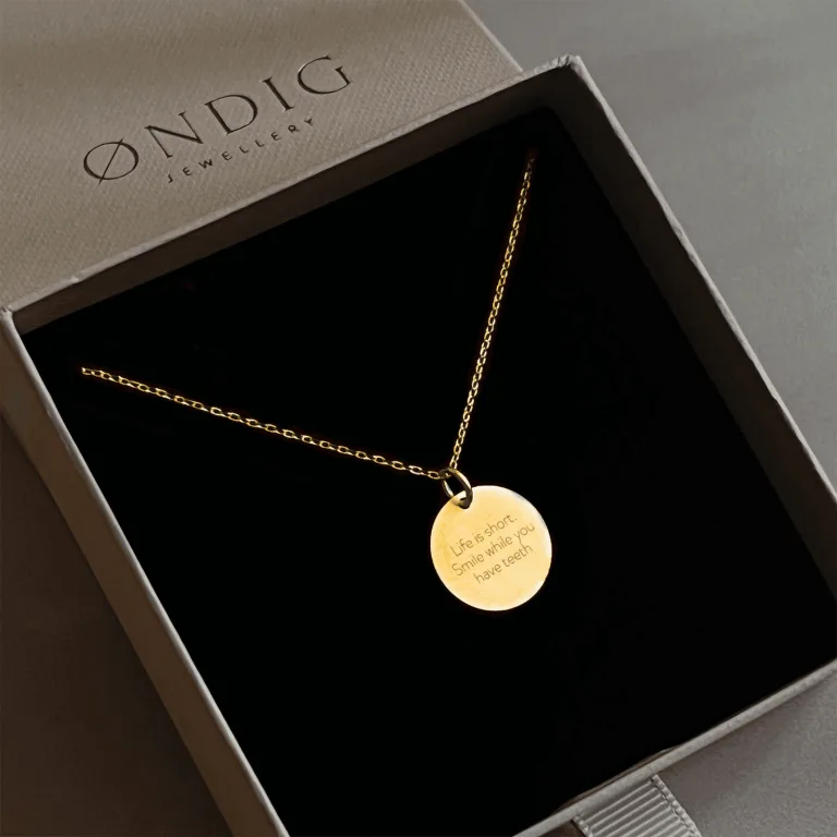 Life is short. Smile while you have teeth - Personligt Smykke fra Øndig Jewellery. Skab minder med et personligt smykke