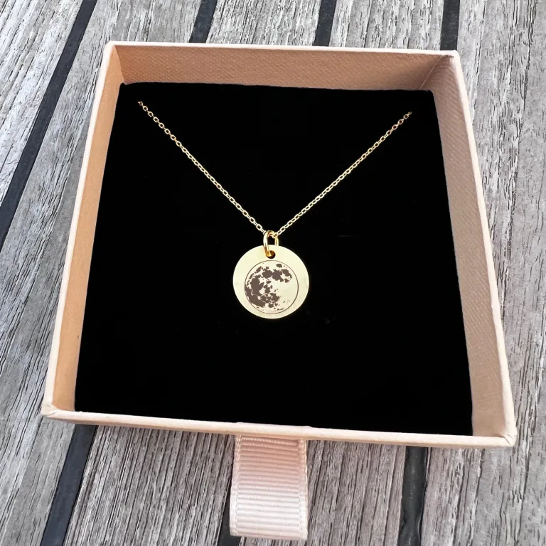 I Love You To The Moon And Back - Personligt Smykke fra Øndig Jewellery. Symbol på dybe minder og stærke bånd