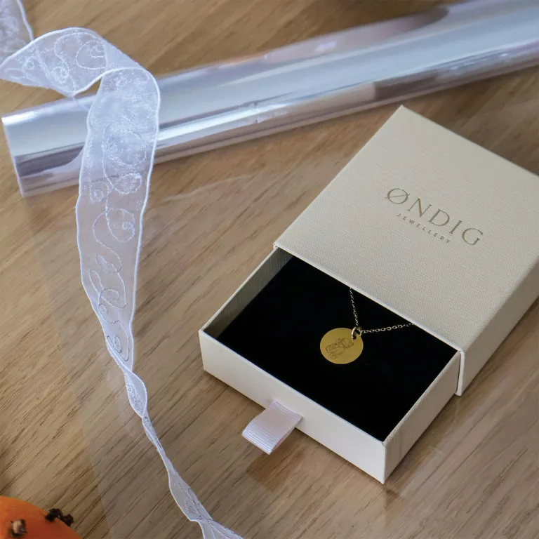 Nyfødt baby med mor - Personligt Smykke fra Øndig Jewellery. Symboliserer kærlighed og unikt bånd