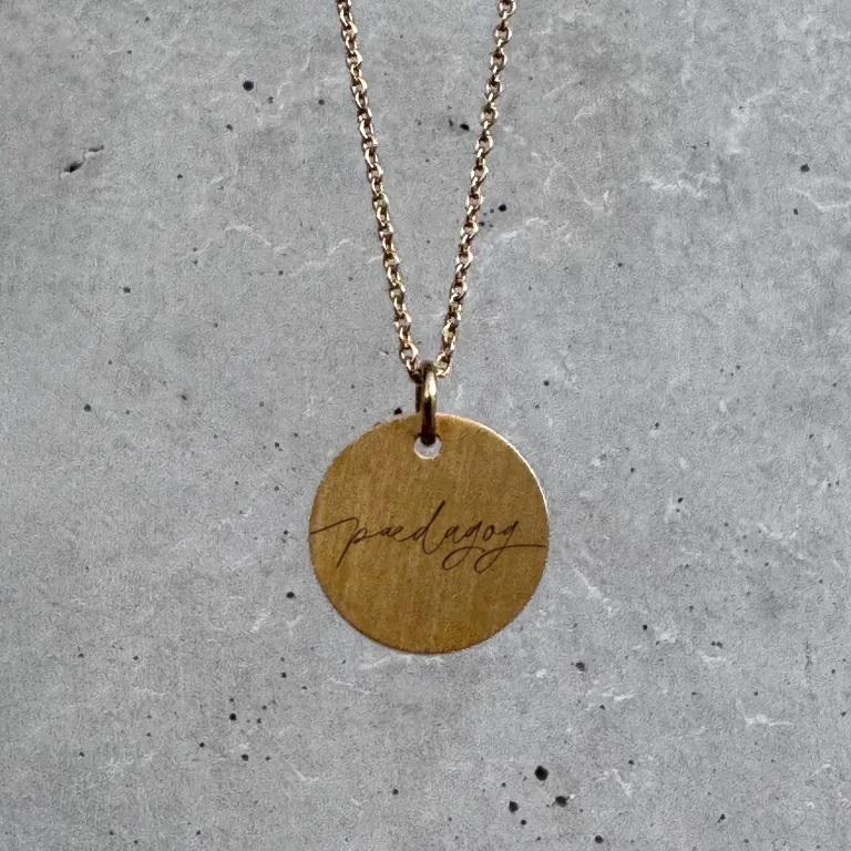 Pædagog - halskæde - Personligt Smykke fra Øndig Jewellery. Elegant halskæde med personlig gravering