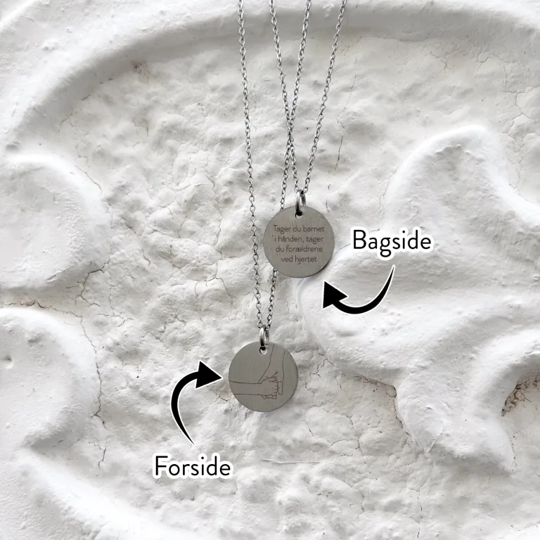 Pædagog tager barn i hånden - halskæde - Personligt Smykke fra Øndig Jewellery. Symbol på kærlighed og dyrebare minder