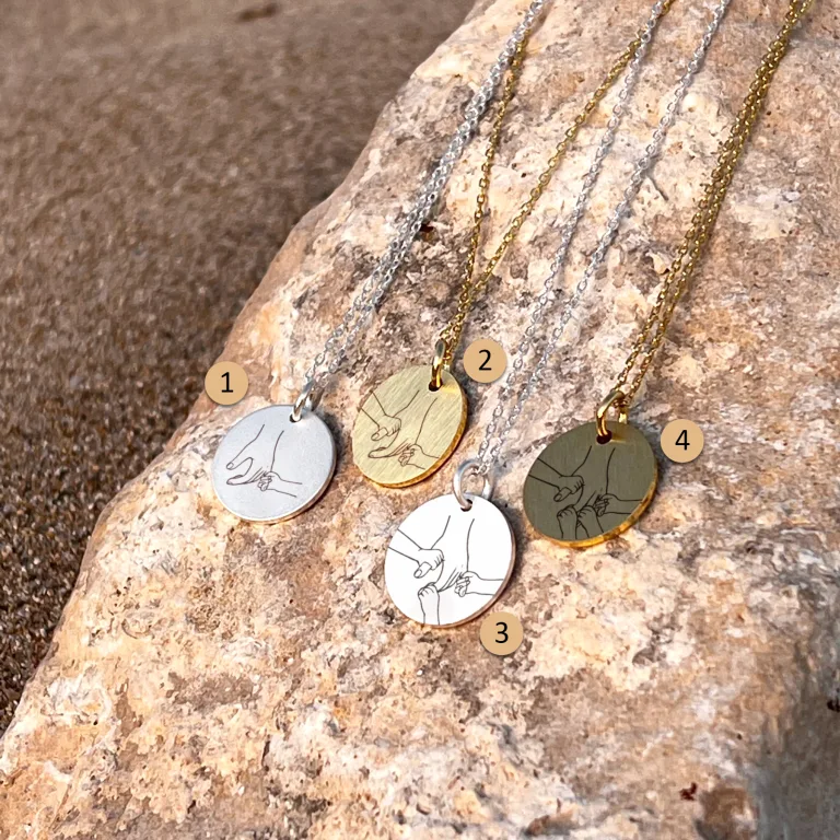 Mors og børnenes hænder - Personligt Smykke fra Øndig Jewellery. Personlig gave fyldt med kærlighed til mor