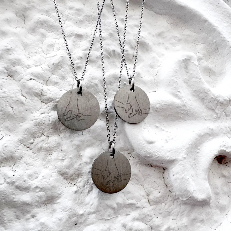 Mors og børnenes hænder - Personligt Smykke fra Øndig Jewellery. Personlig gave fyldt med kærlighed til mor