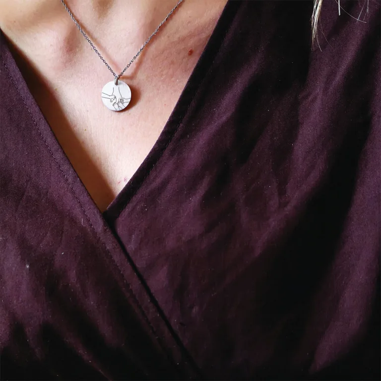 Mors og børnenes hænder - Personligt Smykke fra Øndig Jewellery. Personlig gave fyldt med kærlighed til mor