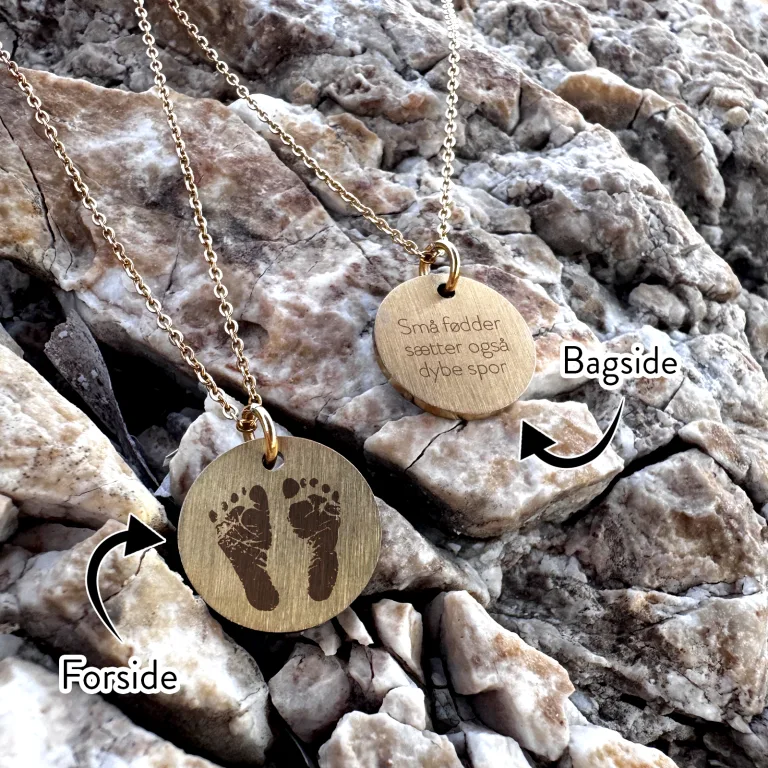 Små fødder sætter også dybe spor - Personligt Smykke fra Øndig Jewellery. Giv kærlighed med et personligt smykke