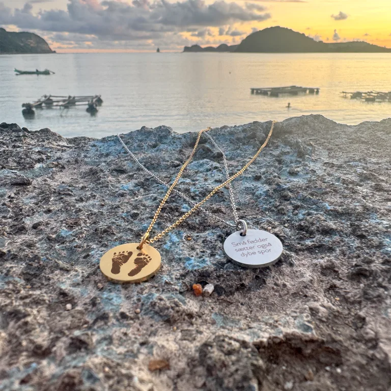 Små fødder sætter også dybe spor - Personligt Smykke fra Øndig Jewellery. Giv kærlighed med et personligt smykke