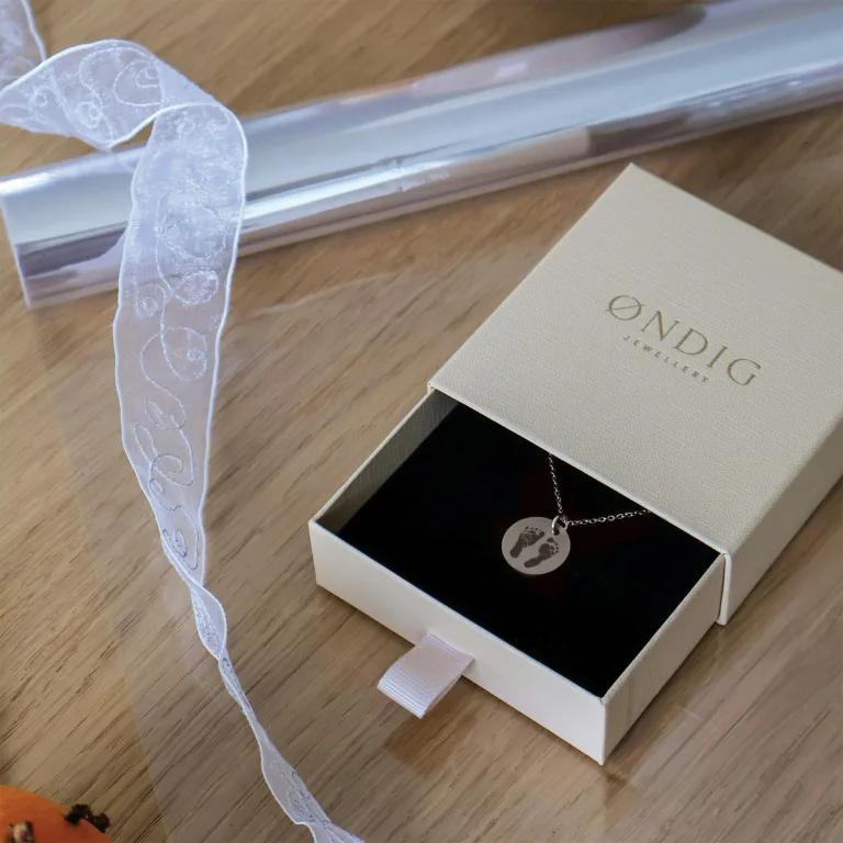 Små fødder sætter også dybe spor - Personligt Smykke fra Øndig Jewellery. Giv kærlighed med et personligt smykke