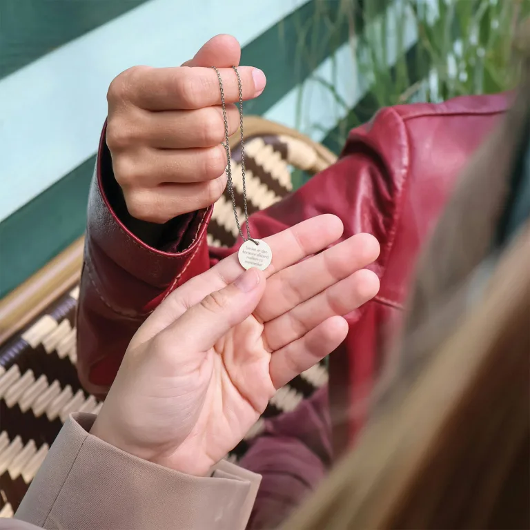 Smilet er den korteste afstand mellem to mennesker - Personligt Smykke fra Øndig Jewellery. Personlig bagside – uforglemmelig gave