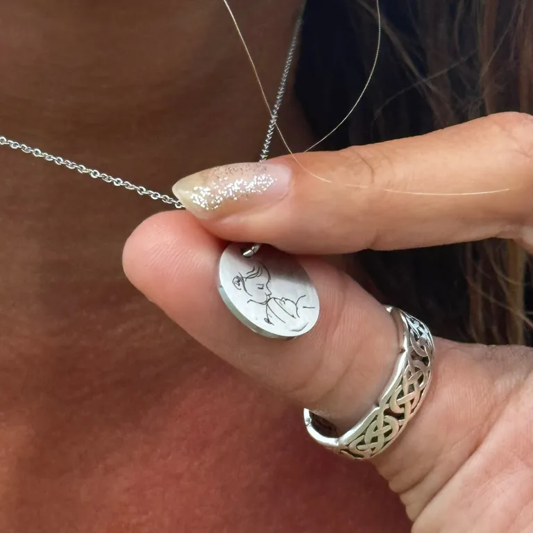 Storesøster og baby - Personligt Smykke fra Øndig Jewellery. Personlig smykke der fejrer søskendebånd