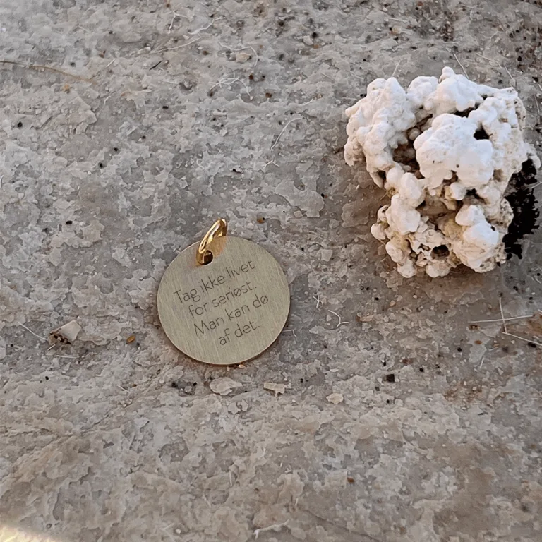 Tag ikke livet for seriøst. Man kan dø af det. - Personligt Smykke fra Øndig Jewellery. Skab stærke bånd med personlig indgravering