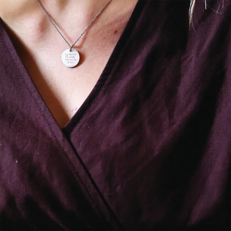 Tag ikke livet for seriøst. Man kan dø af det. - Personligt Smykke fra Øndig Jewellery. Skab stærke bånd med personlig indgravering