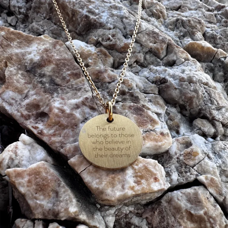 The future belongs to those who believe in the beauty of their dreams - Personligt Smykke fra Øndig Jewellery. Evige minder med personlig indgravering