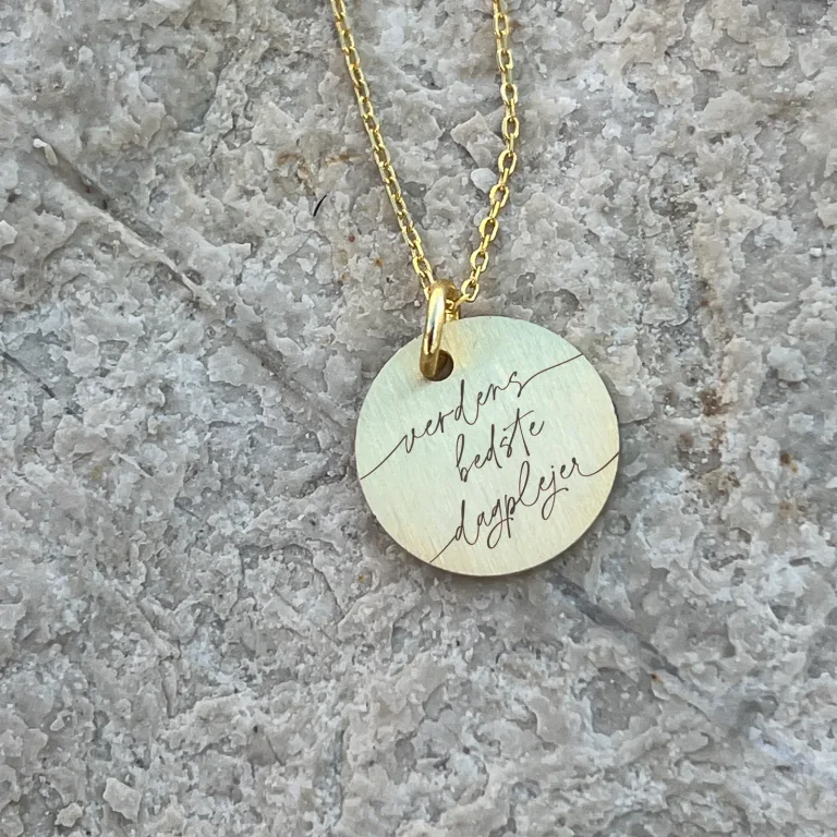 Verdens bedste dagplejer - Personligt Smykke fra Øndig Jewellery. Dyrebare minder i smuk, personlig halskæde