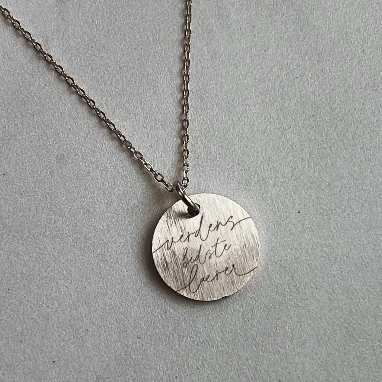 Verdens bedste lærer - Personligt Smykke fra Øndig Jewellery. Tak læreren med et dansk kvalitetsmykke