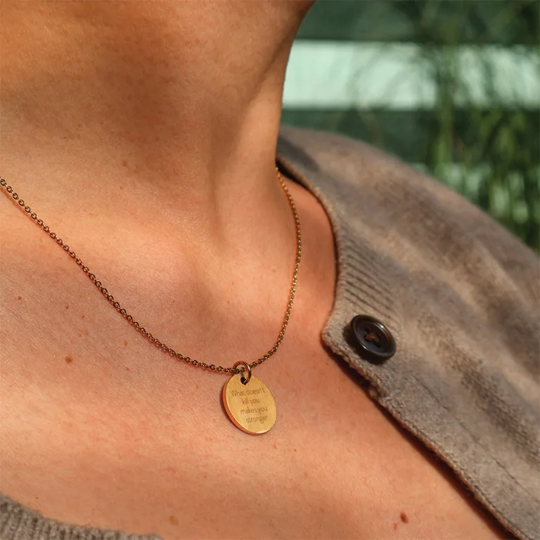 What doesn’t kill you makes you stronger - Personligt Smykke fra Øndig Jewellery. Fejr styrke med personlig gravering