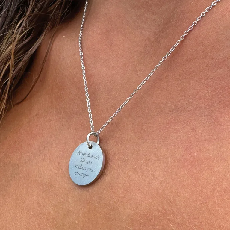 What doesn’t kill you makes you stronger - Personligt Smykke fra Øndig Jewellery. Fejr styrke med personlig gravering