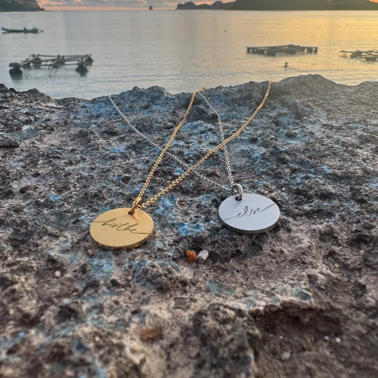 Halskæde med dit navn i skråskift - Personligt Smykke fra Øndig Jewellery. Evige minder i personlig halskæde.