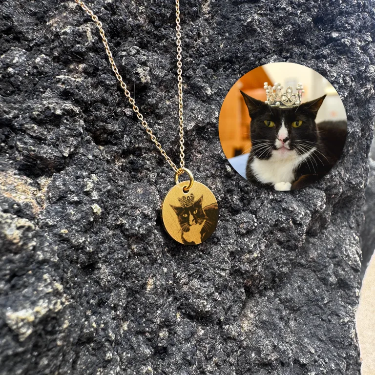 Fotohalskæde af din kat - Personligt Smykke fra Øndig Jewellery. Dit kærlige minde om din kat tæt på Ja, forsiden kan personliggøres med dit eget kattefoto. Ja, bagsiden kan personliggøres med valgfri gravering.