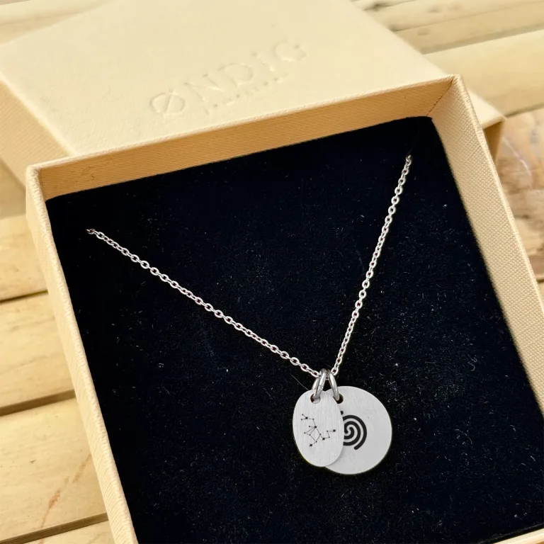 Skytten Stjernebillede Superellipse Halskæde - Personligt Smykke fra Øndig Jewellery. Skytten stjernebillede med din indgravering