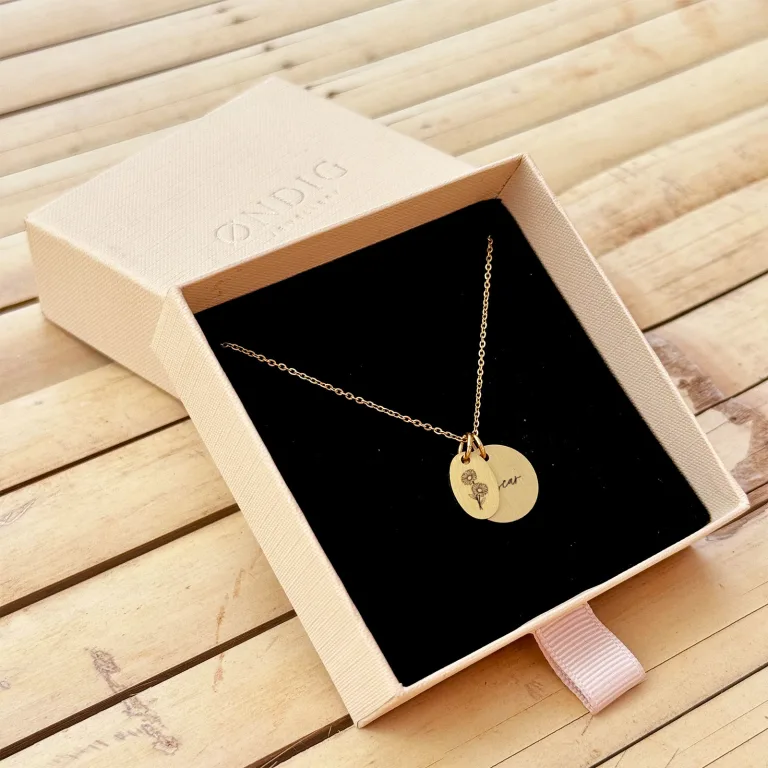 Gerbera på superellipse halskæde - Personligt Smykke fra Øndig Jewellery. Gerbera-halskæde med personlig gravering