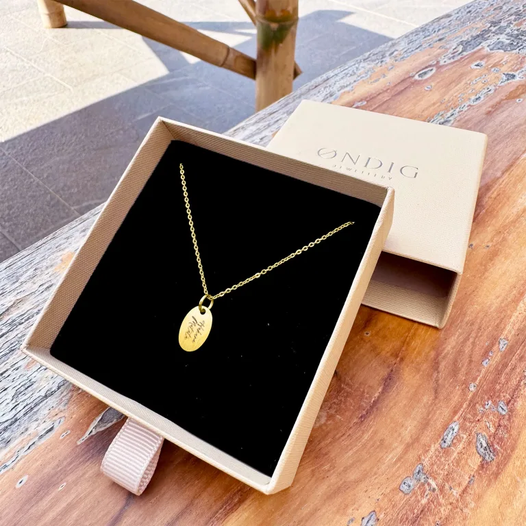 Hakuna Matata på superellipse halskæde - Personligt Smykke fra Øndig Jewellery. Hakuna Matata superellipse med gravering
