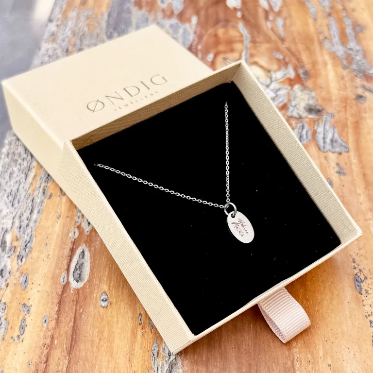 Hakuna Matata på superellipse halskæde - Personligt Smykke fra Øndig Jewellery. Hakuna Matata superellipse med gravering